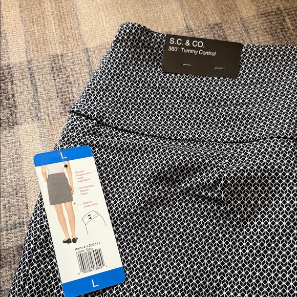 NWT Chic Black and White Mini Skirt - Picture 7 of 8